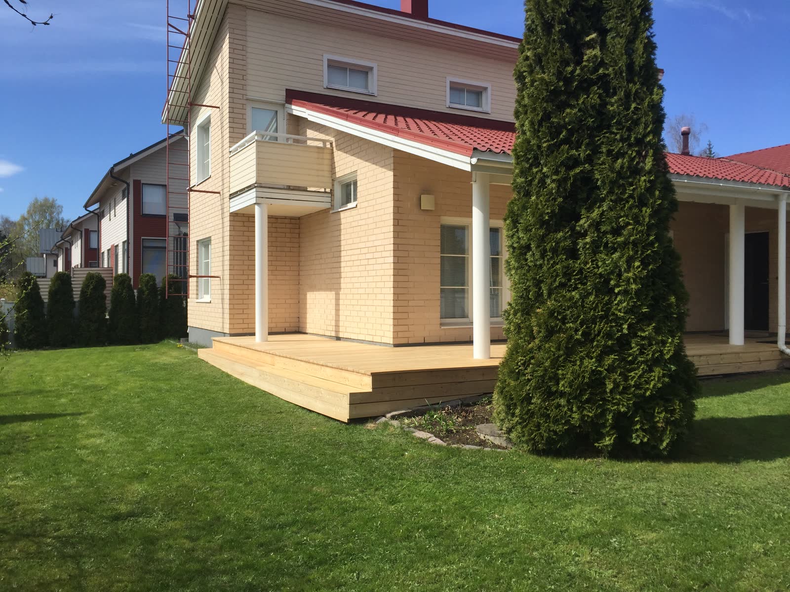 Valmis puuterassi omakotitalon pihalla